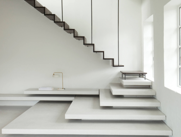 Tangga beton terbuka dengan langkah-langkah bertingkat